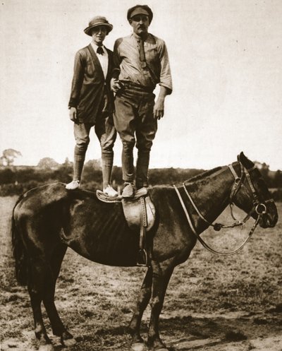 Entrenando a un recluta: el teniente Mike Rimington, una alumna y un sujeto equino, ilustración de The Illustrated War News, septiembre de 1916 de English Photographer
